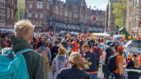 Holandia luzuje obostrzenia. Znosi obowiazek zachowywania dystansu article