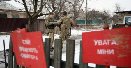 okolice doniecka zolnierze ukrainskich sil zbrojnych stoja na strazy w poblizu tabliczek z napisami uwaga na miny ladowe i stoj ogien snajperski