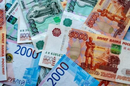 gf 5Upx jWGr 64dh pieniadze rubel rosyjnski banknoty 664x442 1