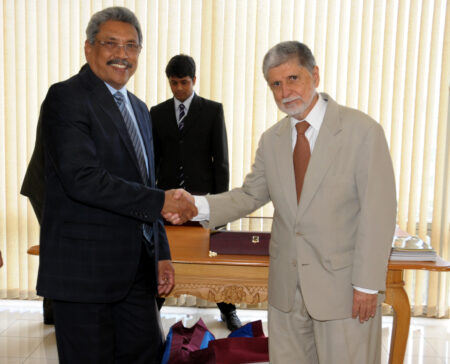 Honras militares ao secretario de Defesa e Desenvolvimento Urbano do Sri Lanka Gotabaya Rajapaksa. 11969094855