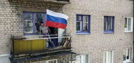 Lugansk flaga rosji na balkonie