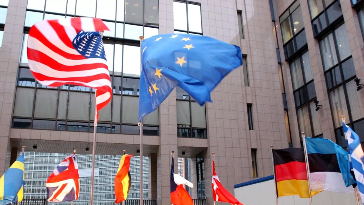 Flagi UE i USA na budynku Parlamentu Europejskiego w Brukseli