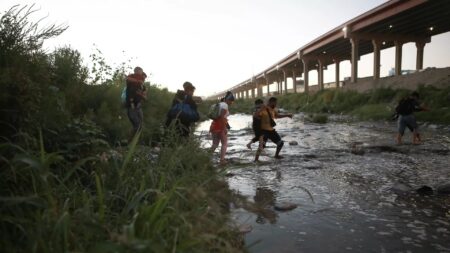 Migranci przekraczaja Rio Bravo