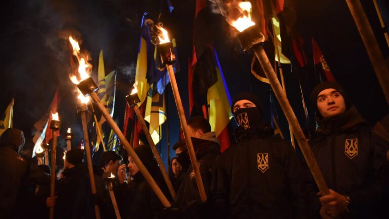 Uczestnicy pochodu z pochodniami UKRAINA