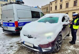 policja pila mandat snieg na samochodzie