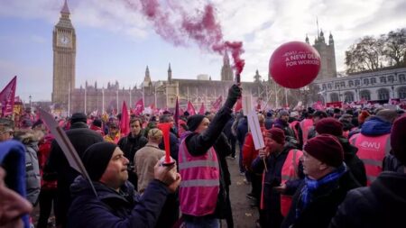 Protest pracownikow pocztowych przed Parlamentem Wielka Brytania