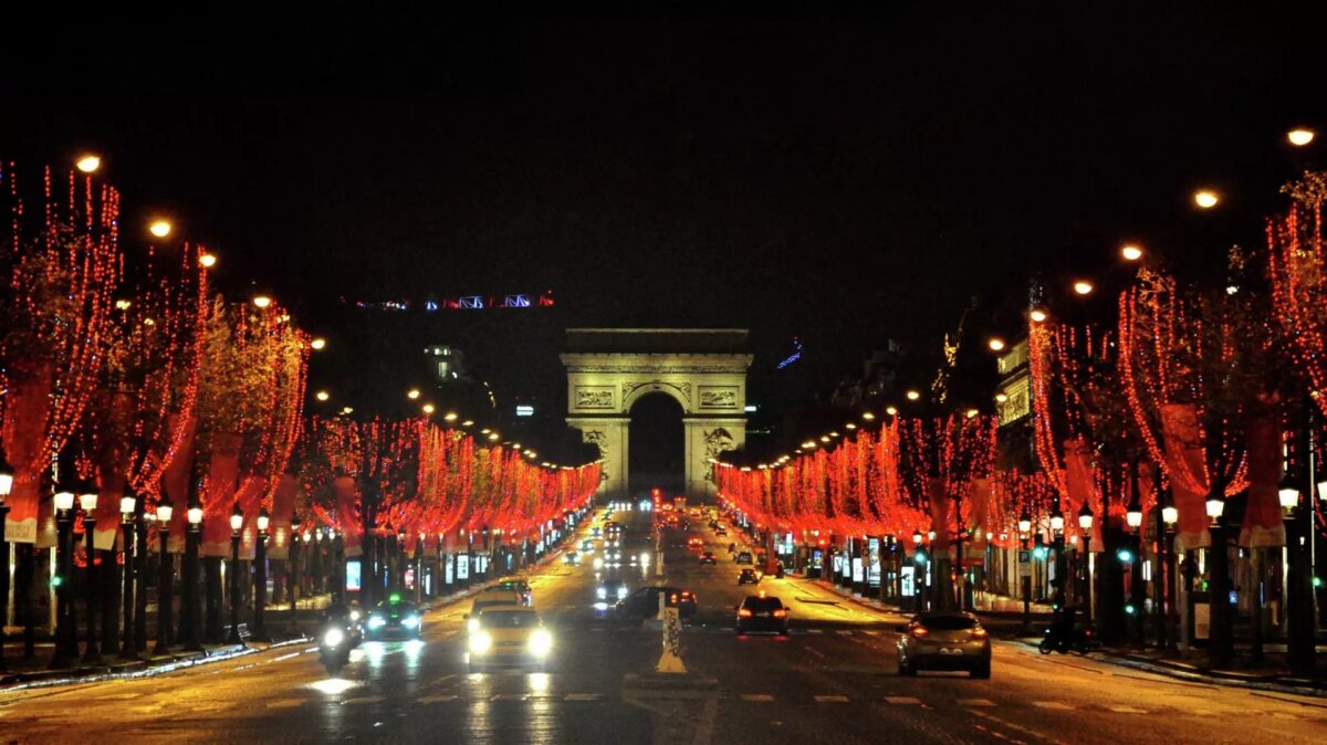 Swiateczna iluminacja na Polach Elizejskich w Paryzu paryz
