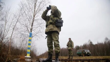 Bialoruscy straznicy graniczni na granicy z Ukraina