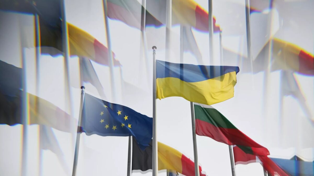 Flaga Ukrainy i flaga z symbolami Unii Europejskiej UE