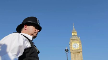 Policjant przed budynkiem parlamentu w Londynie. Wielka Brytania