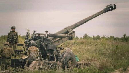 Wojsko ukrainskie podczas ostrzalu z haubicy FH70