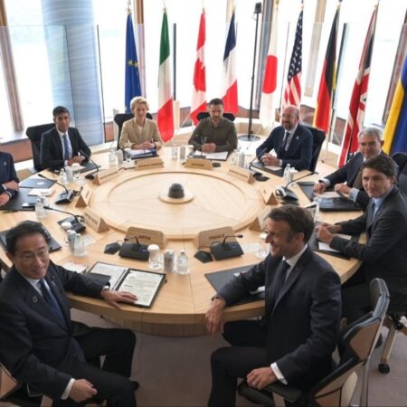 Szczyt G7 pacholki przy stole