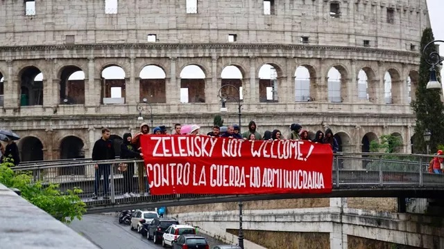 Uczestnicy protestu przeciwko wizycie Zelenskiego we Wloszech w Rzymie