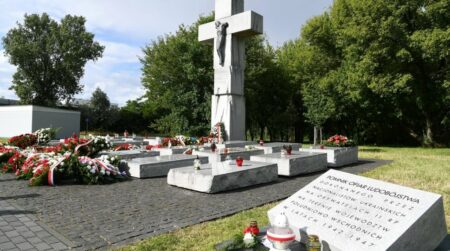 Pomnik ofiar ludobojstwa na Wolyniu i w Malopolsce Wschodniej w Warszawie. Fot. wikimedia 970x542 1