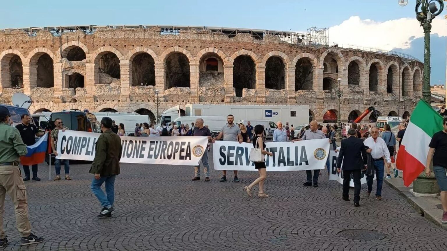 Protest przeciwko dostawom broni do Kijowa we Wloszech Wlochy Rzym