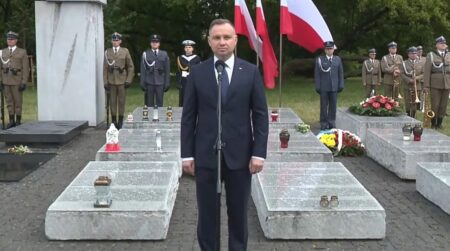Andrzej Duda pod pomnikiem ofiar ludobojstwa na Wolyniu