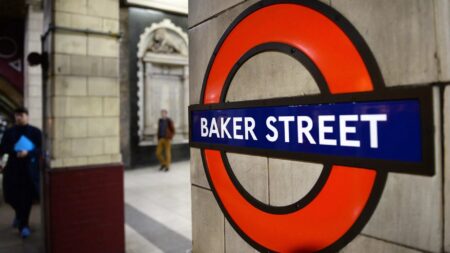 Pasazerowie na stacji Baker Street w londynskim metrze Wielka Brytania