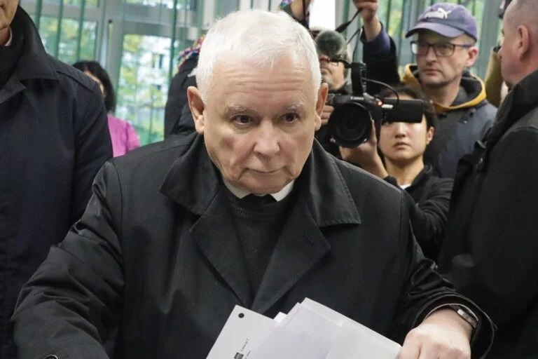 Kaczyński przybył do siedziby TVP. Ludzie skandowali 