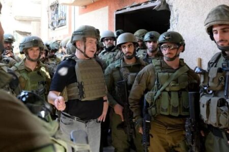 Premier Izraela Benjamin Netanjahu z zolnierzami IDF