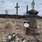 Zrujnowany przedwojenny polski cmentarz w Hucie Pieniackiej