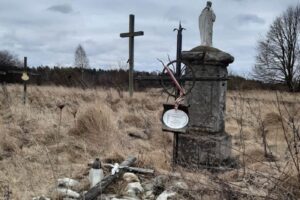 Zrujnowany przedwojenny polski cmentarz w Hucie Pieniackiej