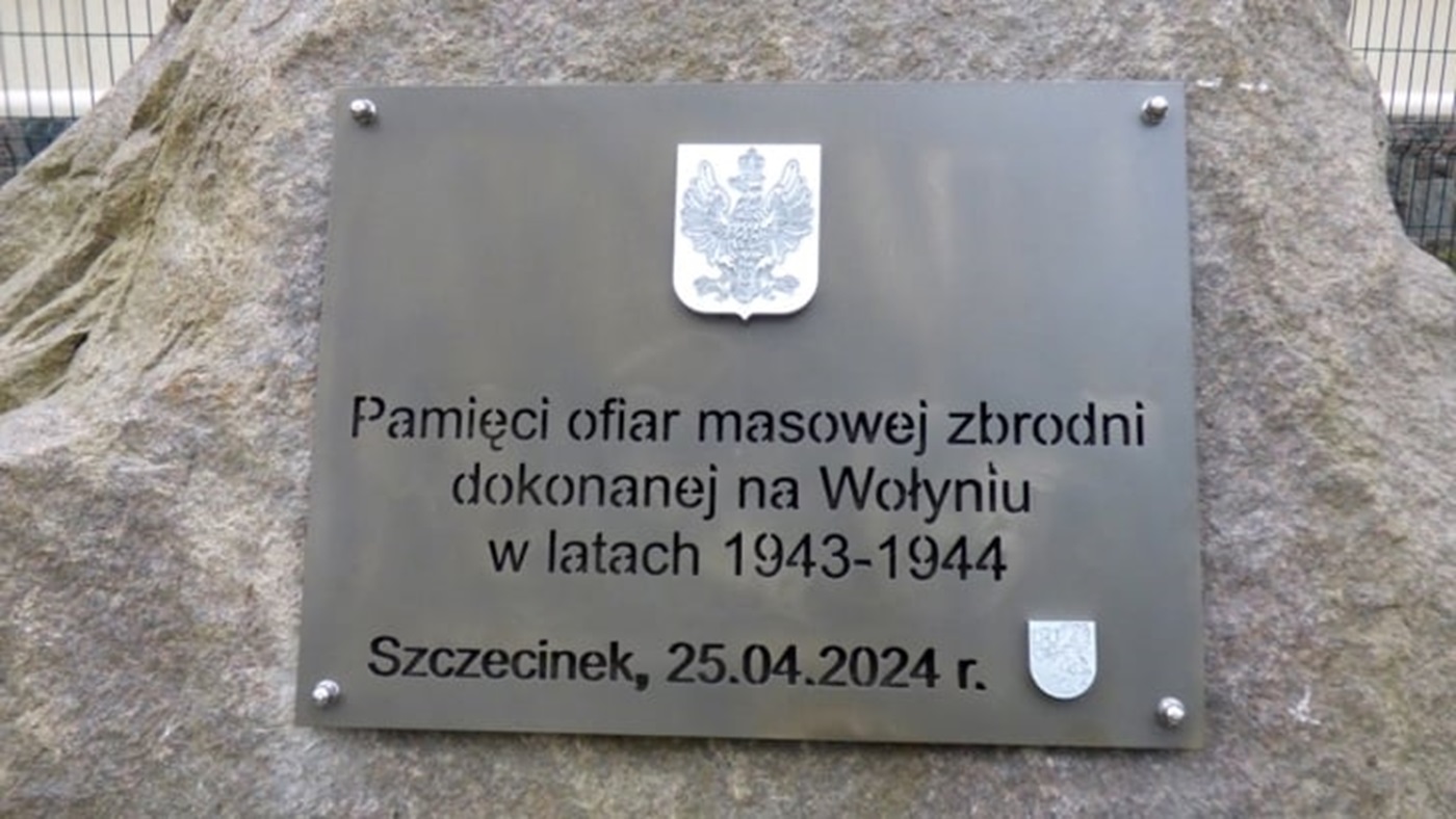 W Szczecinku na odsłoniętym obelisku tuszują prawdę o sprawcy ludobójstwa na Wołyniu