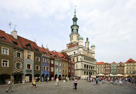 1557px Old marketplace and city hall in Poznan