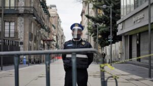 Policjant w masce ochronnej na ulicy w Meksyku