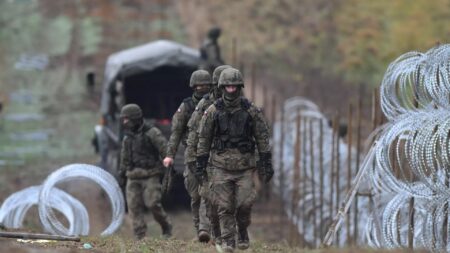 Polscy zolnierze buduja bariery z drutu kolczastego wojsko polskie granica