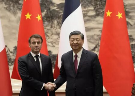 Prezydent Chin Xi Jinping i prezydent Francji Emmanuel Macron