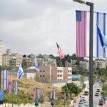 Flagi USA i Izraela w Jerozolimie