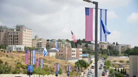 Flagi USA i Izraela w Jerozolimie