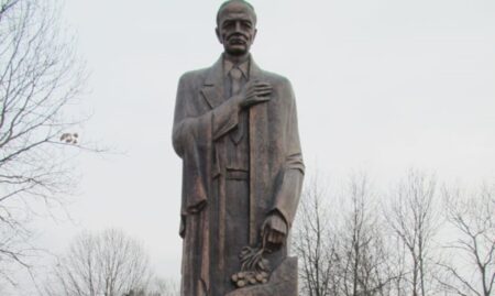 Pomnik Stepana Lenkawskiego z tekstem Dekalogu Ukrainskiego Nacjonalisty Uhorniki. Fot. wikimedia kadrowane 728x492 1