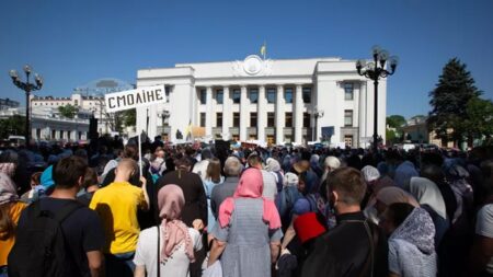 Zwolenicy rosyjskiej cerki prawoslawnej pod budynkiem Rady Najwyzszej