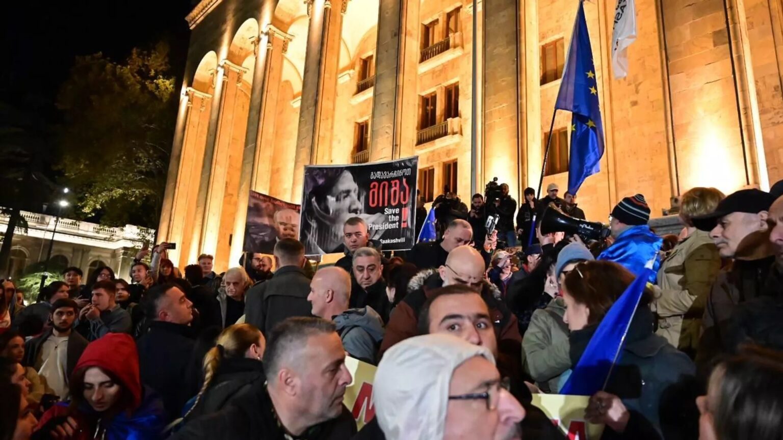 Uczestnicy protestu gruzinskiej opozycji przed budynkiem parlamentu w Tbilisi