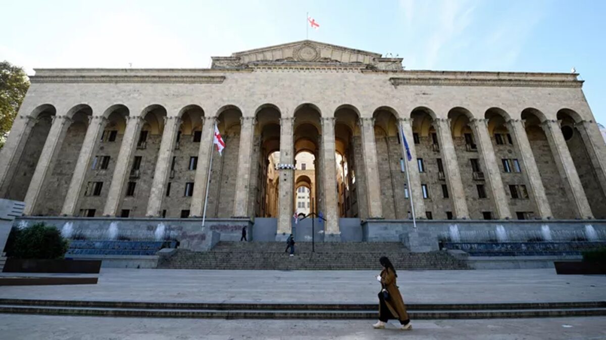 Widok na budynek parlamentu w Tbilisi Gruzja