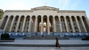 Widok na budynek parlamentu w Tbilisi Gruzja