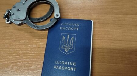 Ukrainski paszport i kajdanki