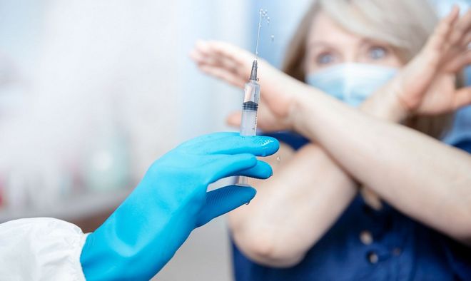 Obowiązek szczepień na COVID-19 i grzywny dla niezaszczepionych. Lewica zgłasza projekt ustawy Ustawa pracownik