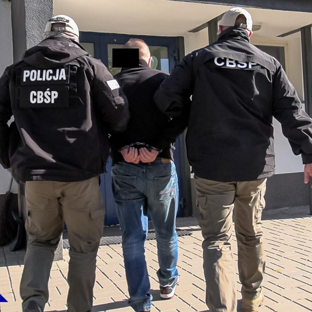 CBŚP zatrzymało 11 osób w aferze certyfikatów paszportowych Paszporty