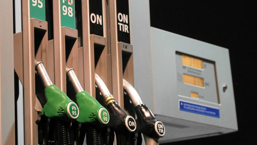 z18094887IERDystrybutor paliwa na stacji