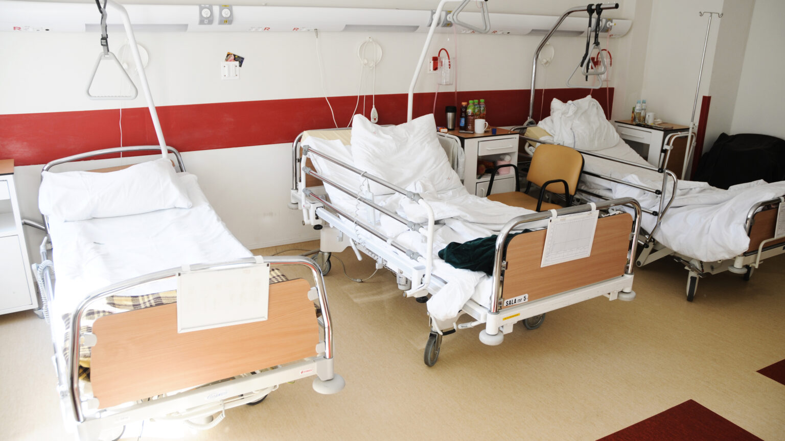 wieloosobowa sala szpitalna 37195401