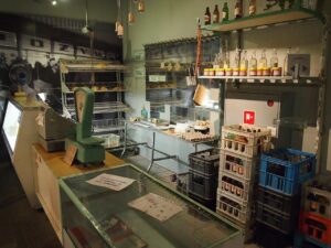 Gdansk Paths to Freedom Exhibition inscenizacja sklep spozywczy z czasow PRLu e1650969153141