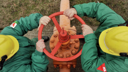 Pracownicy stacji gazowej Wegry