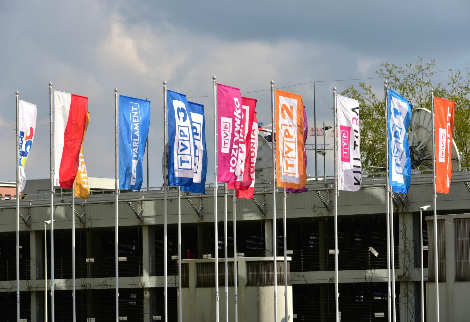 Abonament RTV 2023. Oglądasz telewizję w ten sposób? Nie musisz martwić się opłatami Flagi Telewizja Polska 2017