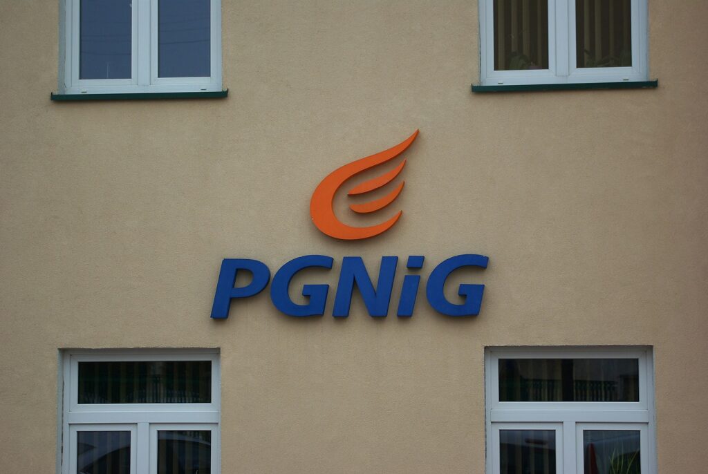 PGNiG ogłasza ogromne podwyżki cen o 300 procent 1613px 12 Sienkiewicza Street in Sanok 2012 logo