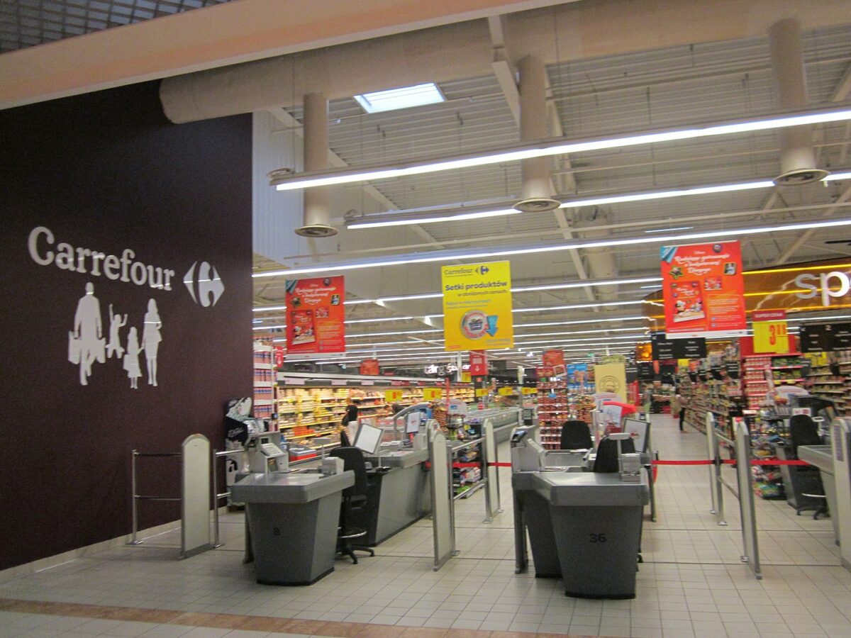 1440px Carrefour w Bialymstoku kasy stoisk spozywczych e1659951430822