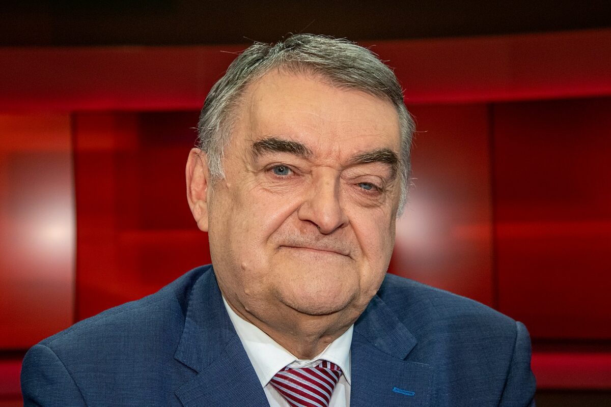 Niemiecki urzędnik twierdzi, że protestujący w sprawie rosnących cen są „wrogami państwa” 1620px 2019 11 25 Herbert Reul hart aber fair 7786 e1660833055204