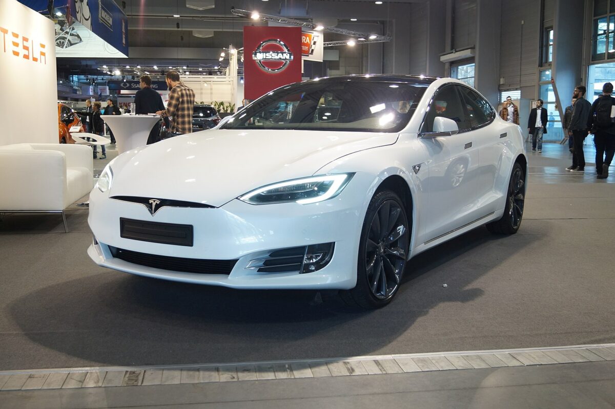 1622px Tesla model S przod MSP17