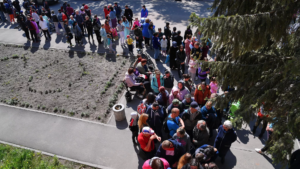 Uchodzcy kolejka po pomoc e1659685530599